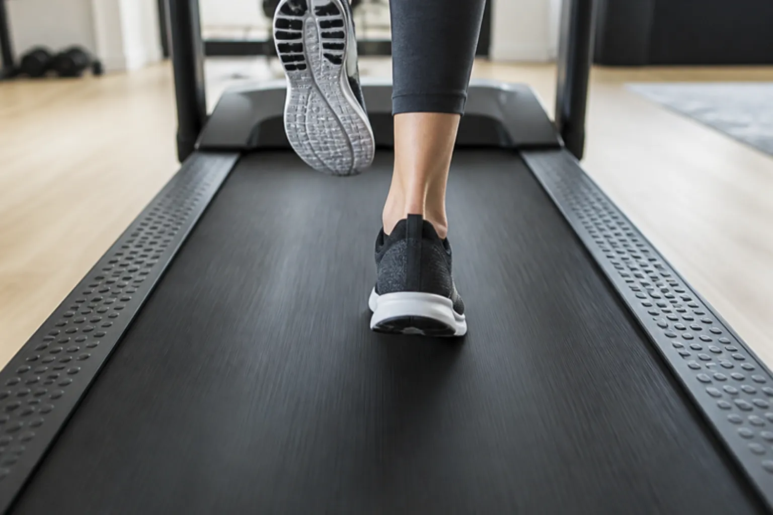 Close-up of a runner on the wide deck of the Horizon 7.4 AT